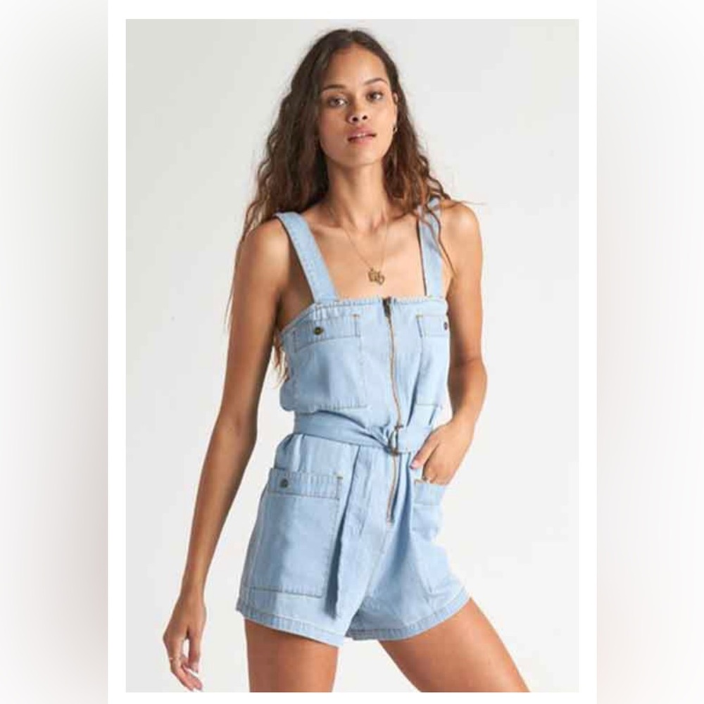 Billabong Women’s Light the Day Sleeveless Light Washed Romper. Size M. SKU 086
